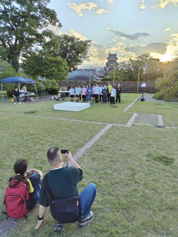 エクセラン高校音楽部による合唱を披露