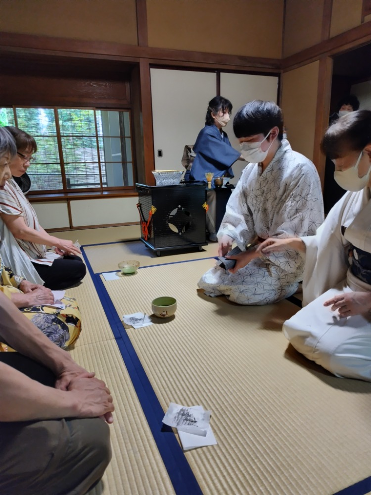 男子生徒も所作の指導を受ける