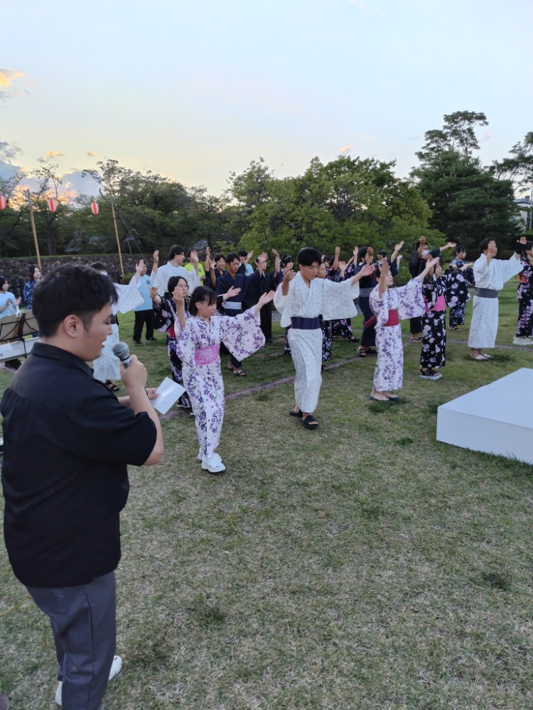 先輩の生歌で信州そば切り音頭を披露
