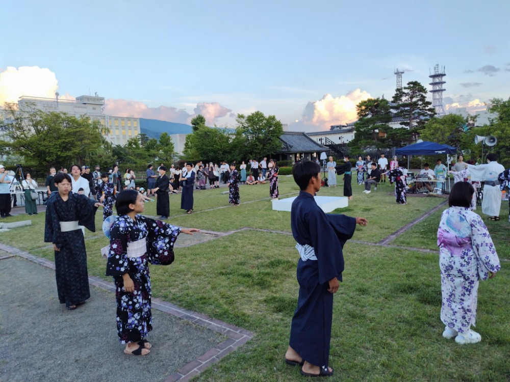 涼しい風も吹き始めました。木曽節で心を落ち着かせます。