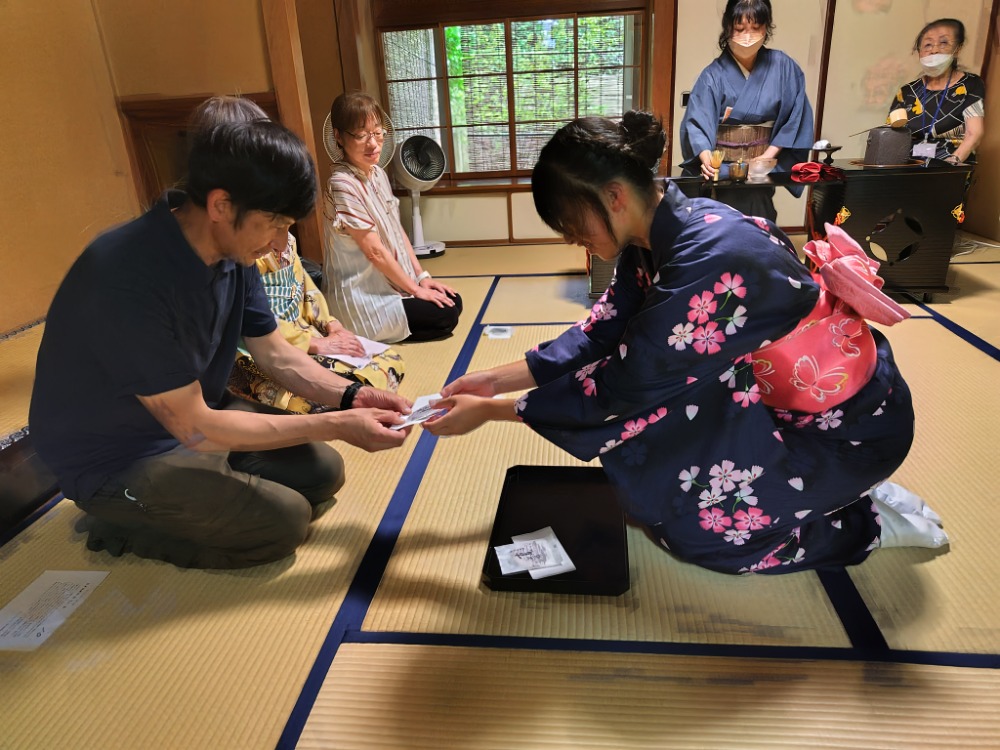 『お菓子をどうぞ』