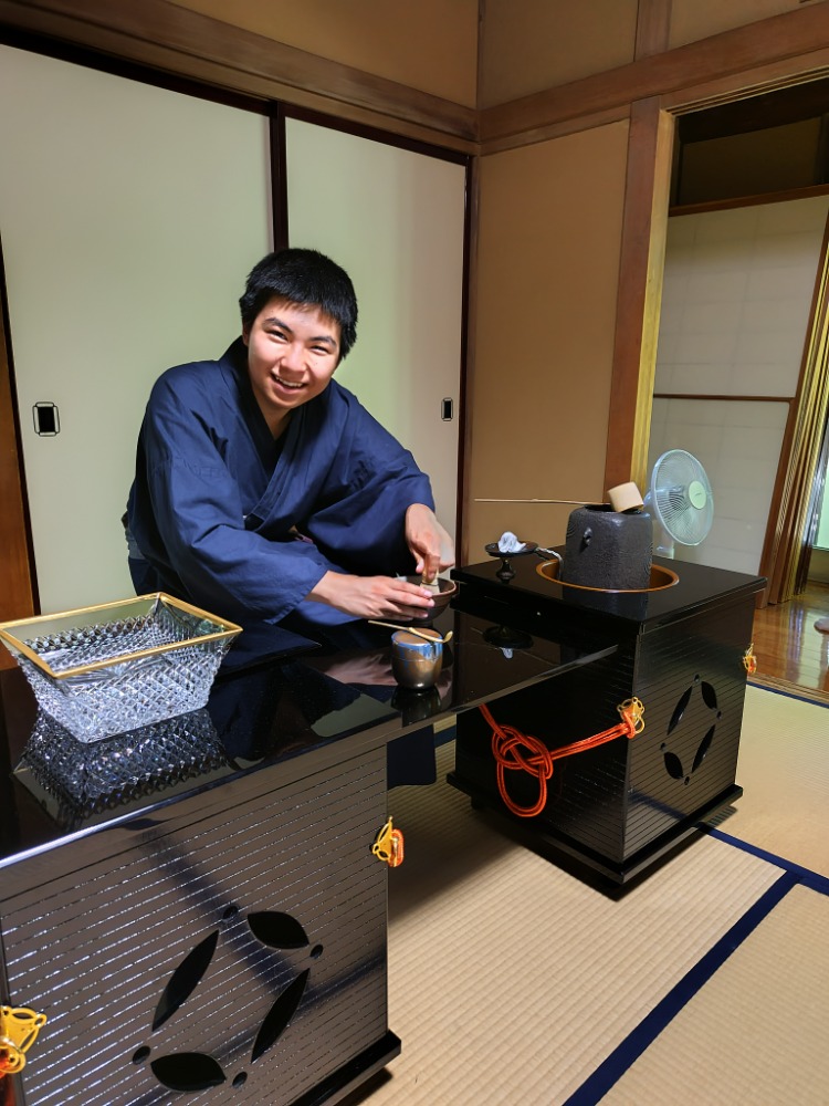 ちょっと失礼！お茶をたてています…